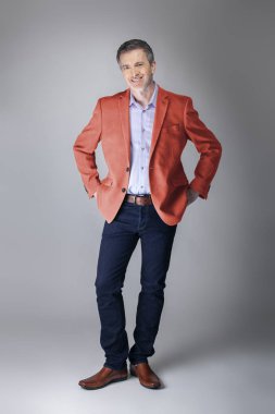 Sonbahar giyim koleksiyonu için mercan renkli spor ceket veya ceket giyen orta yaşlı moda modeli. 2019 için modern renkli giyim tarzı tasvir. 