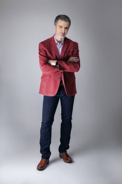 Orta yaşlı Kafkas işadamı modern sonbahar koleksiyonu tarzı bordo veya kırmızı ceket giyiyor şık görünümlü. Kendine güvenen ve olgun şık moda tasvir eder. Katalog görünümü için stüdyoda çekim. 