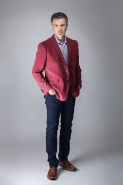 Orta yaşlı Kafkas işadamı modern sonbahar koleksiyonu tarzı bordo veya kırmızı ceket giyiyor şık görünümlü. Kendine güvenen ve olgun şık moda tasvir eder. Katalog görünümü için stüdyoda çekim. 