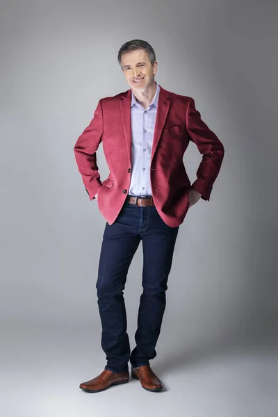 Medelålders Kaukasiska Affärsman Ser Posh Bär Modern Höstkollektion Stil Rödbrunt — Stockfoto