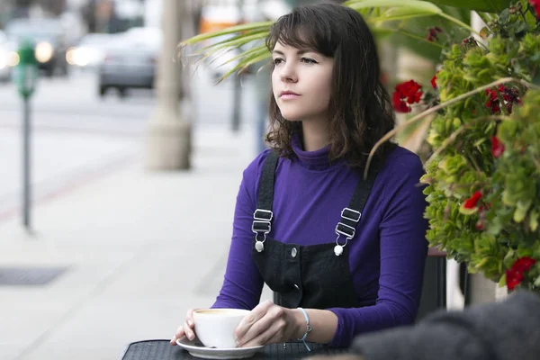 Mujer Pasando Rato Aire Libre Tomando Café Una Cafetería Restaurante — Foto de Stock