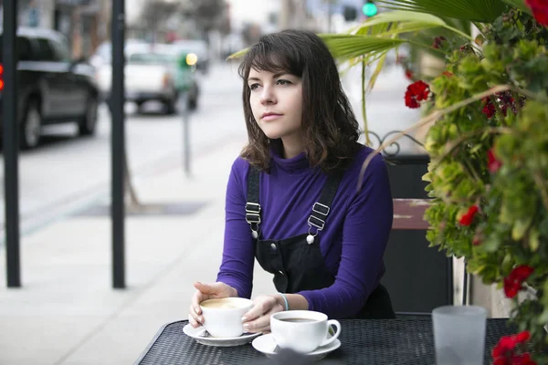 Mujer Pasando Rato Aire Libre Tomando Café Una Cafetería Restaurante — Foto de Stock