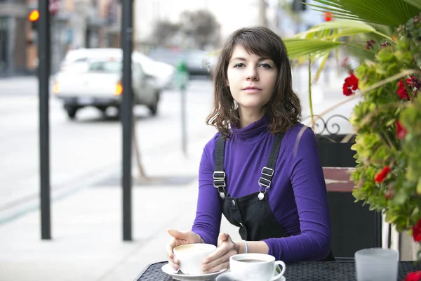 Mujer Pasando Rato Aire Libre Tomando Café Una Cafetería Restaurante —  Fotos de Stock