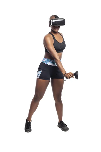 バーチャルリアリティヘッドセットを装着しながら Vrダンスリズムビデオゲームをプレイしてワークアウト黒人アフリカ系アメリカ人の女性 Eスポーツ技術とアクティブなライフスタイルを描く — ストック写真