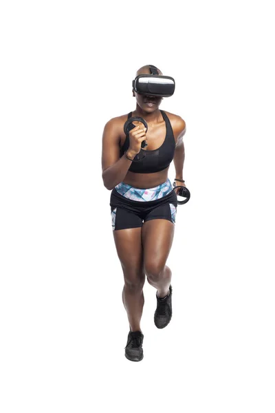 Donna Afroamericana Che Corre Mentre Indossa Auricolare Realtà Virtuale Allenarsi — Foto Stock