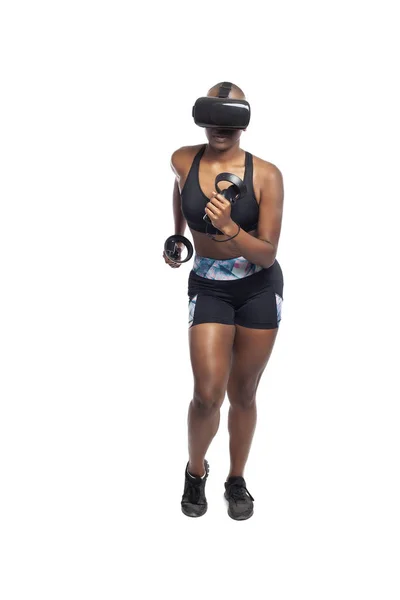 Donna Afroamericana Che Corre Mentre Indossa Auricolare Realtà Virtuale Allenarsi — Foto Stock