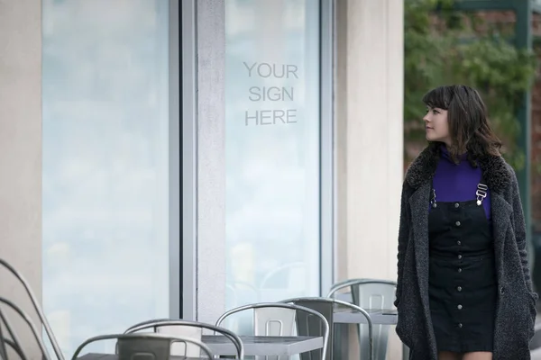 Mujer Caminando Aire Libre Ciudad Mirando Espacio Texto Logotipo Una — Foto de Stock