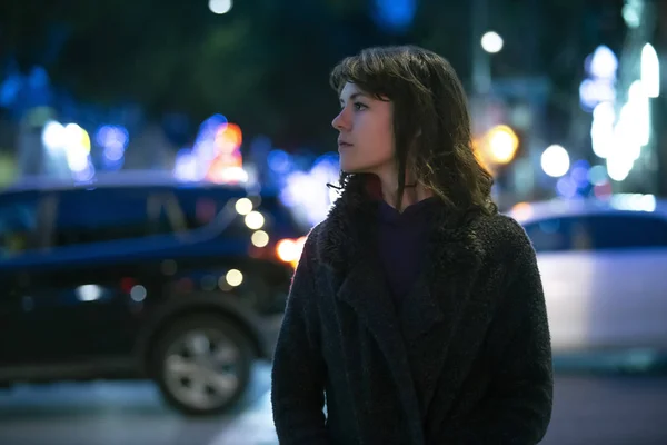 Mujer Peatonal Caucásica Caminando Por Calle Por Noche Ciudad Con —  Fotos de Stock