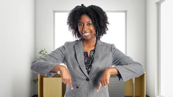 Mulher Negócios Negra Afro Americana Escritório Publicidade Apresentar Algo Ela — Fotografia de Stock