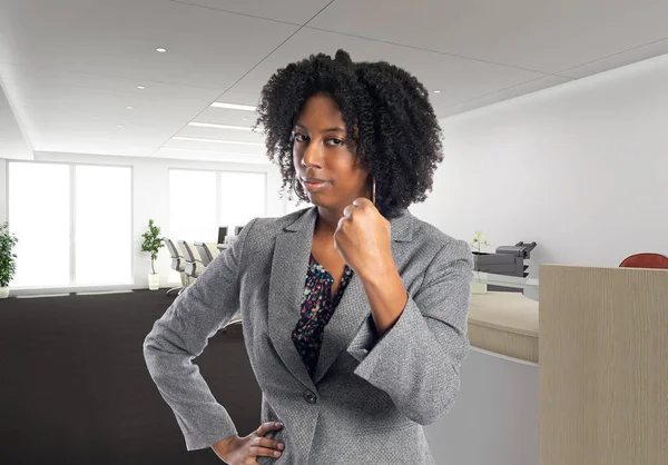 Siyah Afro Amerikan Kadını Bir Ofiste Kızgın Görünüyor Şyerinin Sahibi — Stok fotoğraf