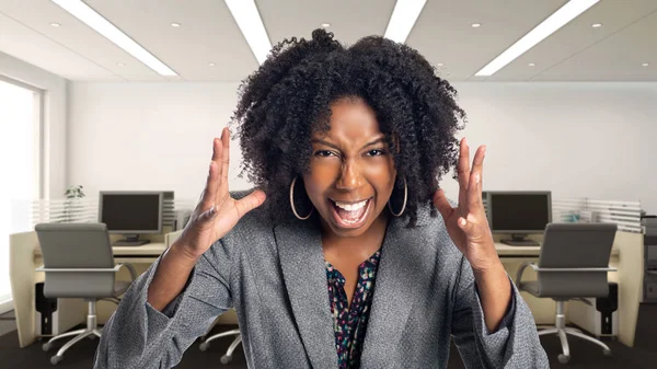 怒っているように見えるオフィスの黒人アフリカ系アメリカ人ビジネスウーマン 彼女は職場のオーナーまたはエグゼクティブです キャリアとスタートアップビジネスを描く — ストック写真