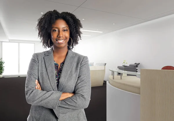 Mujer Negocios Afroamericana Negra Una Oficina Que Parece Confiada Arrogante — Foto de Stock