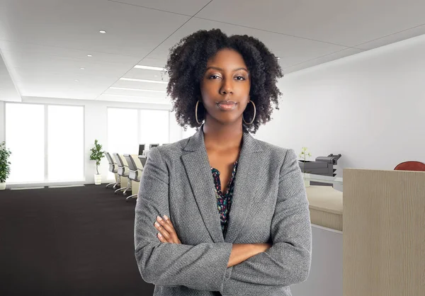 Mulher Negócios Negra Afro Americana Escritório Que Parece Confiante Arrogante — Fotografia de Stock