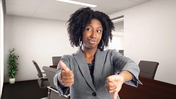 Svart Afrikansk Amerikansk Affärskvinna Ett Kontor Ser Förvirrad Hon Ägare — Stockfoto