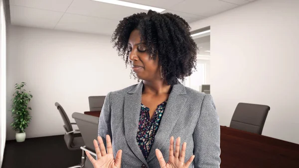 Mulher Negócios Negra Afro Americana Num Escritório Que Parece Enojada — Fotografia de Stock