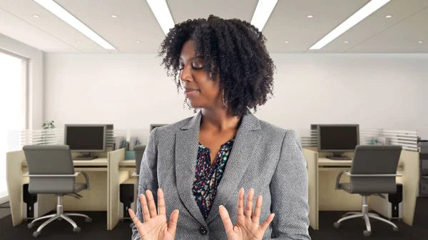嫌そうなオフィスで黒人アフリカ系アメリカ人のビジネスウーマン 彼女は職場のオーナーまたはエグゼクティブです キャリアとスタートアップビジネスを描く — ストック写真