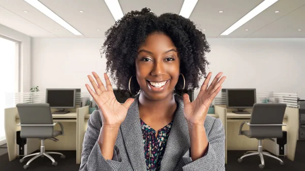 Schwarzafrikanisch Amerikanische Geschäftsfrau Einem Büro Lächelt Glücklich Sie Ist Inhaberin — Stockfoto