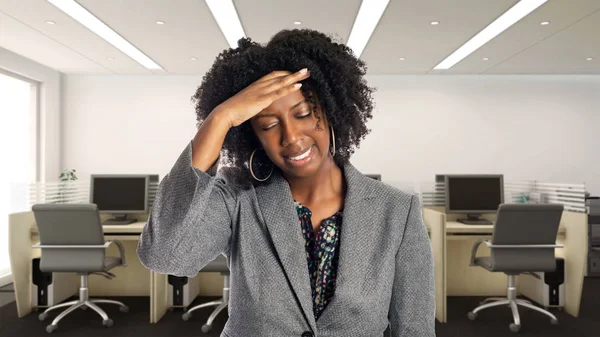 頭痛に苦しむオフィスで黒人アフリカ系アメリカ人のビジネスウーマン 彼女は職場のオーナーまたはエグゼクティブです キャリアとスタートアップビジネスを描く — ストック写真