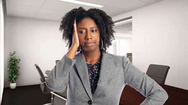 黒人アフリカ系アメリカ人のビジネスウーマンが間違いを犯したオフィスで彼女は職場のオーナーまたはエグゼクティブです キャリアとスタートアップビジネスを描く — ストック写真