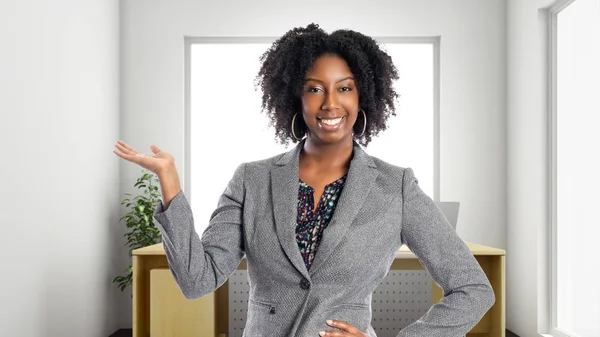 Mujer Negocios Afroamericana Negra Una Oficina Anunciando Presentando Algo Propietaria — Foto de Stock