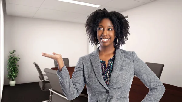 Femme Affaires Afro Américaine Noire Dans Bureau Annonçant Présentant Quelque — Photo