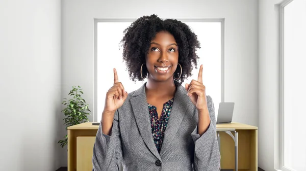 Svart Afrikansk Amerikansk Affärskvinna Ett Kontor Reklam Eller Presentera Något — Stockfoto