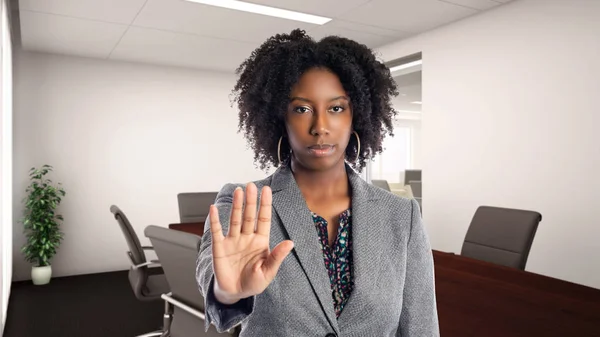停止ジェスチャーでオフィスで黒人アフリカ系アメリカ人のビジネスウーマン 彼女は職場のオーナーまたはエグゼクティブです キャリアとスタートアップビジネスを描く — ストック写真
