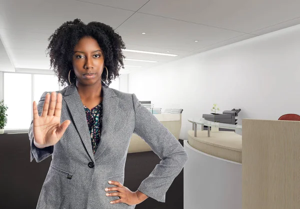 Mujer Negocios Afroamericana Negra Una Oficina Con Gesto Stop Propietaria —  Fotos de Stock