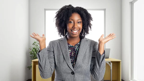 Чорно Афроамериканців Ділової Жінки Офісі Дивлячись Здивований Вона Власником Або — стокове фото