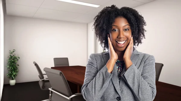 オフィスの黒人アフリカ系アメリカ人ビジネスウーマンは驚いた様子 彼女は職場のオーナーまたはエグゼクティブです キャリアとスタートアップビジネスを描く — ストック写真