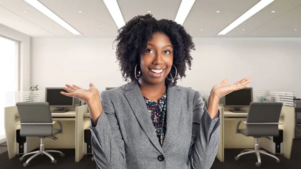 Черная Афро Американская Деловая Женщина Офисе Выглядит Удивленной Является Владельцем — стоковое фото