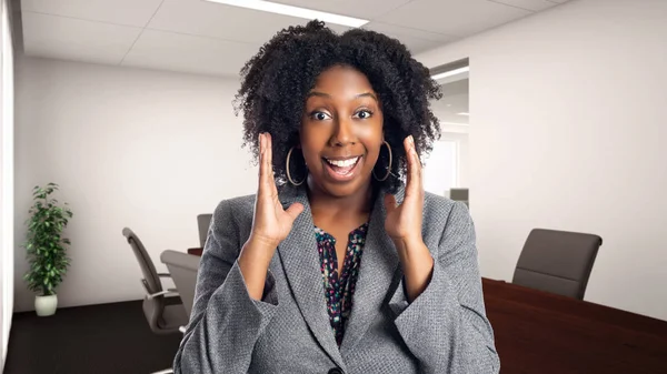 Чорно Афроамериканців Ділової Жінки Офісі Дивлячись Здивований Вона Власником Або — стокове фото