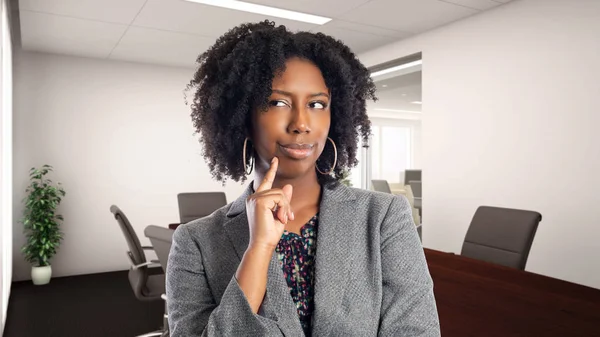 Mulher Negócios Negra Afro Americana Num Escritório Pensar Ideias Ela — Fotografia de Stock