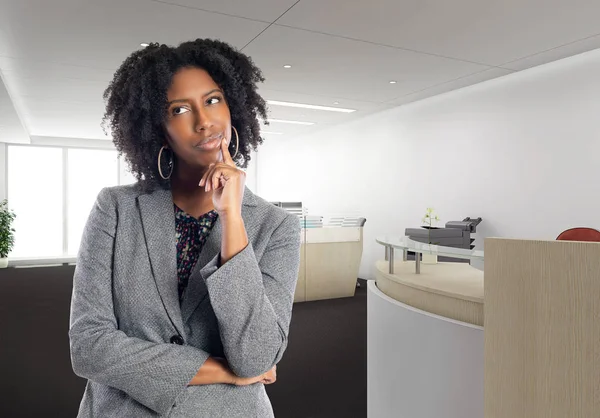 Empresaria Afroamericana Negra Una Oficina Pensando Ideas Propietaria Ejecutiva Del —  Fotos de Stock