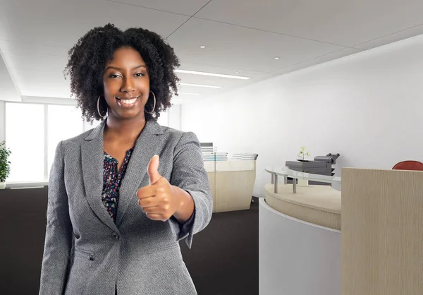 親指を立て オフィスにいた黒人アフリカ系アメリカ人のビジネスウーマン 彼女は職場のオーナーまたはエグゼクティブです キャリアとスタートアップビジネスを描く — ストック写真