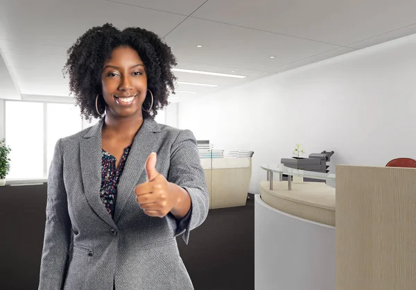 Mujer Negocios Afroamericana Negra Una Oficina Con Los Pulgares Arriba —  Fotos de Stock