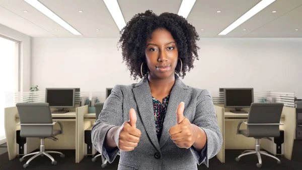 손가락으로 사무실에서 아프리카 미국인 사업가 그녀는 직장의 소유자 임원입니다 커리어 — 스톡 사진