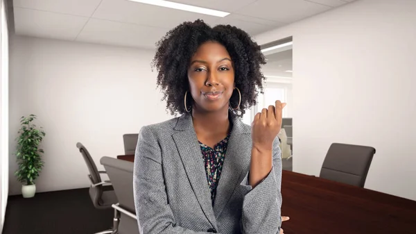 Siyah Afro Amerikan Kadını Bir Ofiste Para Jesti Yapıyor Şyerinin — Stok fotoğraf