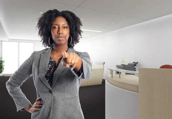 黒人アフリカ系アメリカ人のビジネスウーマンが前方を指差すオフィスにいる 彼女は職場のオーナーまたはエグゼクティブです キャリアとスタートアップビジネスを描く — ストック写真