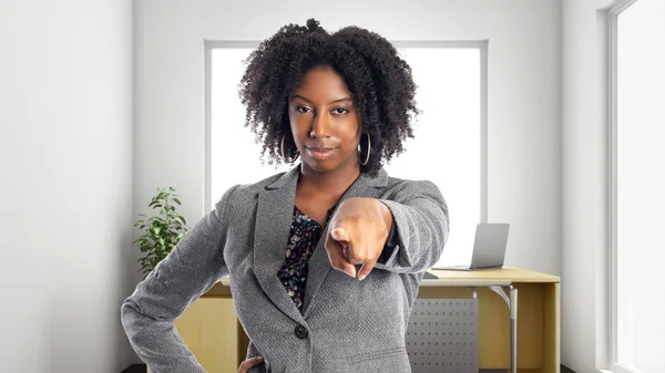 Mujer Negocios Afroamericana Negra Una Oficina Apuntando Hacia Adelante Propietaria —  Fotos de Stock