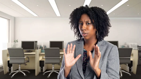 黒人アフリカ系アメリカ人のビジネスウーマンが怖がっているように見えるオフィスにいた 彼女は職場のオーナーまたはエグゼクティブです キャリアとスタートアップビジネスを描く — ストック写真