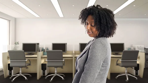 Schwarzafrikanisch Amerikanische Geschäftsfrau Einem Büro Das Schüchtern Aussieht Sie Ist — Stockfoto