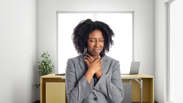 Zwarte African American Zakenvrouw Een Kantoor Zoek Ziek Met Keelpijn — Stockfoto