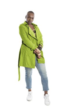 Kel saç modeli ile Siyah Afrikalı Amerikalı moda modeli güvenle sonbahar koleksiyonu için canlı bir kireç yeşilrenkli ceket ile poz. Moda tasarımı ve giyim giyim tasvir