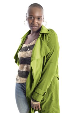 Kel saç modeli ile Siyah Afrikalı Amerikalı moda modeli güvenle sonbahar koleksiyonu için canlı bir kireç yeşilrenkli ceket ile poz. Moda tasarımı ve giyim giyim tasvir