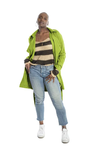 ハゲの髪型を持つ黒アフリカ系アメリカ人のファッションモデルは 秋のコレクションのために鮮やかなライムグリーンのジャケットで自信を持ってポーズ ファッションデザインとアパレルを描く — ストック写真