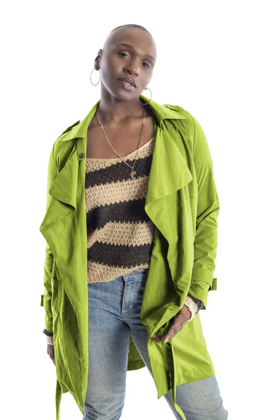 ハゲの髪型を持つ黒アフリカ系アメリカ人のファッションモデルは 秋のコレクションのために鮮やかなライムグリーンのジャケットで自信を持ってポーズ ファッションデザインとアパレルを描く — ストック写真