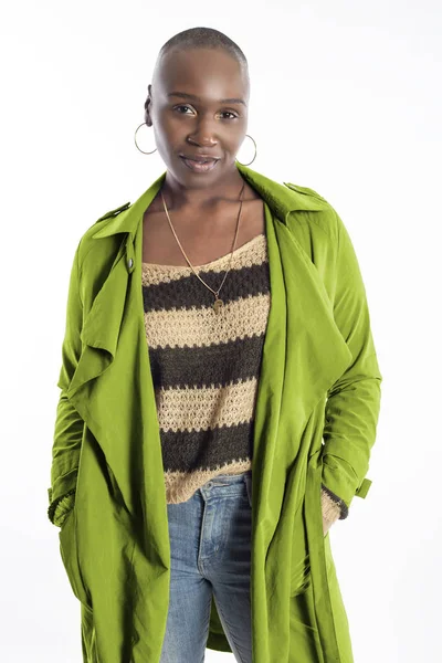 Kel saç modeli ile Siyah Afrikalı Amerikalı moda modeli güvenle sonbahar koleksiyonu için canlı bir kireç yeşilrenkli ceket ile poz. Moda tasarımı ve giyim giyim tasvir