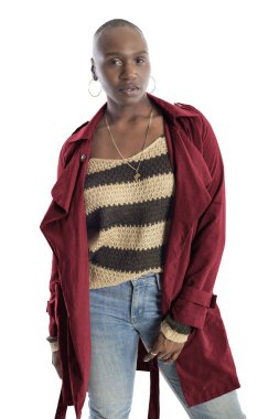 Kel saç modeli ile Siyah Afrikalı-Amerikalı moda modeli güvenle sonbahar koleksiyonu için kırmızı renkli ceket ile poz. Moda tasarımı ve giyim giyim tasvir