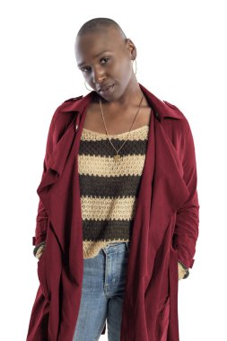 Kel saç modeli ile Siyah Afrikalı-Amerikalı moda modeli güvenle sonbahar koleksiyonu için kırmızı renkli ceket ile poz. Moda tasarımı ve giyim giyim tasvir